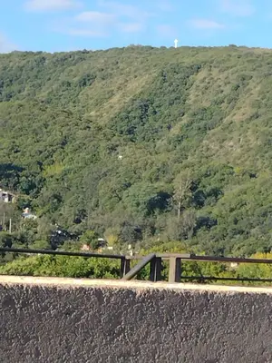 a view of a mountain from a highway at Dpto en alquiler temporario en VCPaz in Villa Carlos Paz
