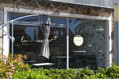 an umbrella hanging in a window of a store at Departamento Temporario en Alto Villasol in Cordoba