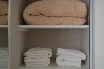 a closet filled with towels and towels at Departamento Temporario en Alto Villasol in Cordoba