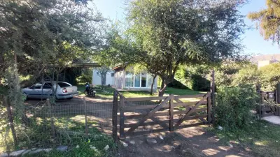 a fence in front of a house with a car at Dormis:Lodesilvi in Merlo