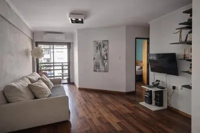 a living room with a couch and a flat screen tv at Refugio en Nueva Córdoba Excelente ubicación in Cordoba