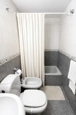 a bathroom with a toilet and a sink and a tub at Refugio en Nueva Córdoba Excelente ubicación in Cordoba
