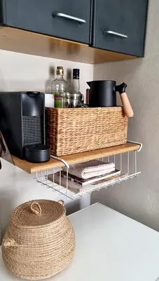 a shelf with a microwave and a basket on it at Refugio en Nueva Córdoba Excelente ubicación in Cordoba