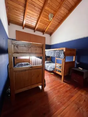 two bunk beds in a room with wooden floors at Hermosa casa en el corazón de Alta Córdoba in Cordoba