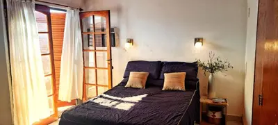 a bed in a room with a window at Alquiler Temporario Zona Céntrica En Córdoba in Cordoba
