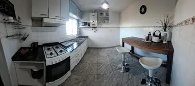a kitchen with a stove and a counter in it at Alquiler Temporario Zona Céntrica En Córdoba in Cordoba