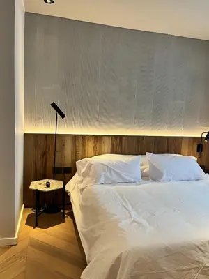 a bedroom with a large bed with white sheets at Casa Papagayo in Cordoba