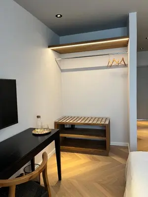 a room with a desk and a bed and a tv at Casa Papagayo in Cordoba