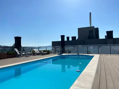 a swimming pool on the roof of a building at Edificio Veneto III - Departamento de un dormitorio a pocas cuadras del centro in Villa Carlos Paz