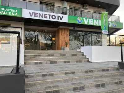 a store front with stairs in front of a building at Edificio Veneto IV - Departamento de un dormitorio a una cuadra de la peatonal in Villa Carlos Paz