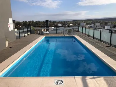 a swimming pool on the roof of a building at Edificio Veneto IV - Departamento de un dormitorio a una cuadra de la peatonal in Villa Carlos Paz