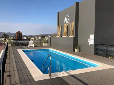 a swimming pool on the roof of a building at Edificio Veneto IV - Departamento de un dormitorio a una cuadra de la peatonal in Villa Carlos Paz