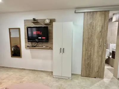 a tv on a wall in a room at EXCLUSIVO LOFT CENTRICO in Alta Gracia