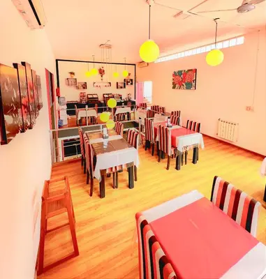 a restaurant with tables and chairs in a room at Hosteria Aguaribay in Mina Clavero