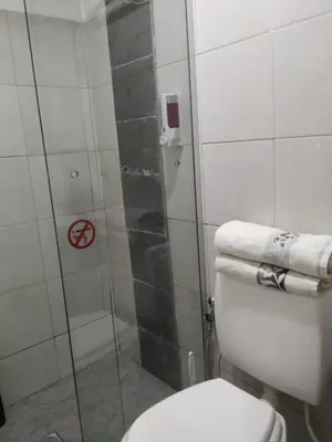 a bathroom with a glass shower with a toilet at Habitación para 2 personas con baño privado in Cordoba