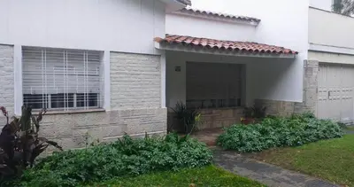 a white house with a window and a garage at Alojamiento Taravella in Cordoba