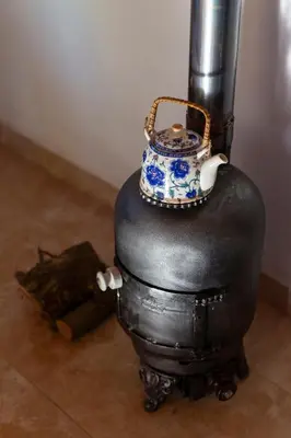a stove with a tea pot on top of it at Hospedaje Sauce Linda - Casa Brea in Piedra Pintada