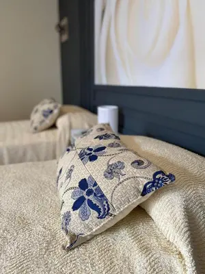 a pillow sitting on top of a bed at Cañas Suites Villa Cura Brochero in Villa Cura Brochero