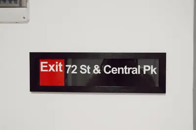 a picture of an exit st and central pk sign on a wall at Departamento NYC 1 - Edificio VILAUT by INMOVE Temporarios in Cordoba