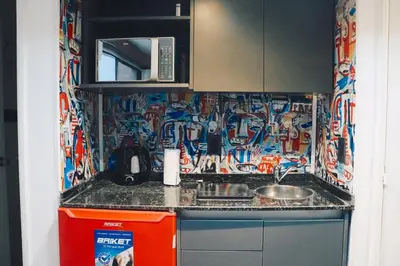 a kitchen with a counter with a sink and a microwave at Departamento NYC 1 - Edificio VILAUT by INMOVE Temporarios in Cordoba