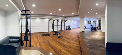 a gym with exercise equipment and a wooden floor at Departamento NYC 1 - Edificio VILAUT by INMOVE Temporarios in Cordoba