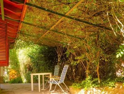 two chairs and a table under a pergola at Unser traum in Villa General Belgrano