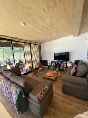 a living room with a couch and a tv at Colores de Manantiales in Villa General Belgrano