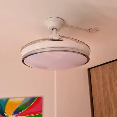 a white ceiling light hanging from a ceiling at Moderno Dpto Centrico in Villa Carlos Paz