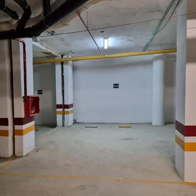 an empty room with a white wall in a building at Moderno Dpto Centrico in Villa Carlos Paz
