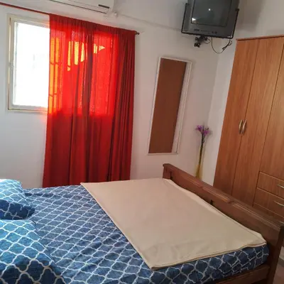 a bedroom with a bed and a red curtain at Casa de Julia in Cordoba