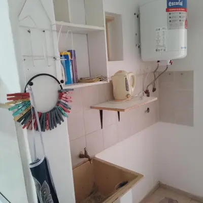 a small kitchen with a sink and a microwave at Casa de Julia in Cordoba