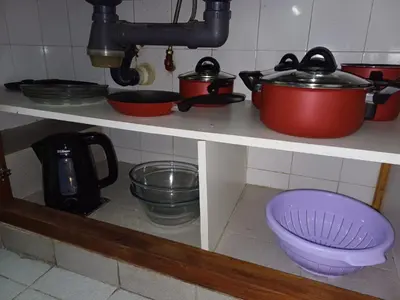 a kitchen with pots and pans on a shelf at tu lugar 1 in Cordoba