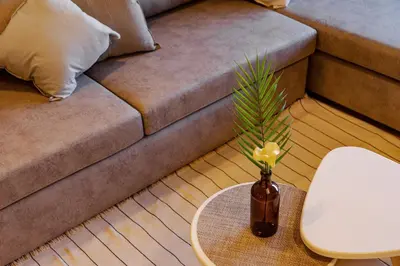 a vase with a flower on a table in a living room at Departamento Centrico en Villa Carlos Paz in Villa Carlos Paz
