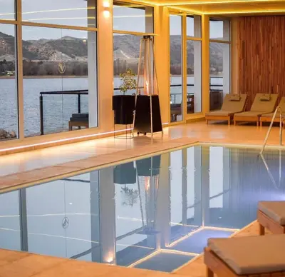 a swimming pool in a house with a view of the water at Departamento Veneto Village - D - in Villa Parque Siquiman