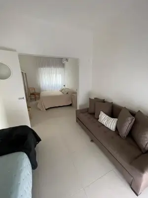 a living room with a couch and a bed at Departamento céntrico y espacioso en Río Cuarto II in Río Cuarto