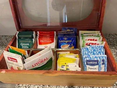 a wooden chest filled with different types of food at Departamento céntrico y espacioso en Río Cuarto II in Río Cuarto