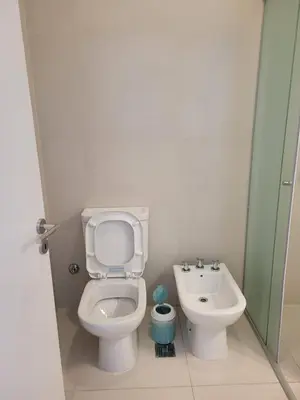 a bathroom with a toilet and a sink at Departamento céntrico y espacioso en Río Cuarto II in Río Cuarto