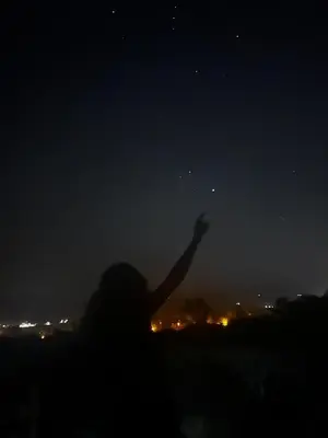 a person looking up at the stars in the sky at Cabaña EL GALLO in Villa General Belgrano
