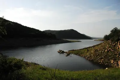 a body of water with a island in the middle at TrinidadTraslasierra-CASATUNA in Las Rabonas