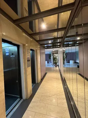 an empty hallway of an office building with a door at Departamento 1 dorm amoblado Nueva Córdoba 6 E INVERHOME INMOBILIARIA in Cordoba