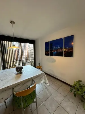 a dining room with a table and two windows at Departamento 1 dorm amoblado Nueva Córdoba 6 E INVERHOME INMOBILIARIA in Cordoba