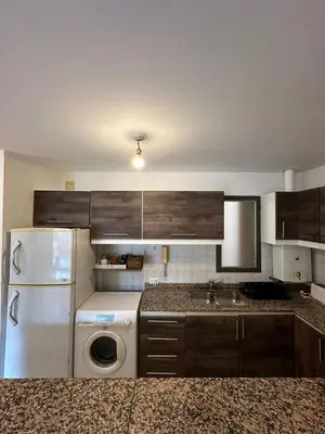 a kitchen with a white refrigerator and a dishwasher at Departamento 1 dorm amoblado Nueva Córdoba 6 E INVERHOME INMOBILIARIA in Cordoba