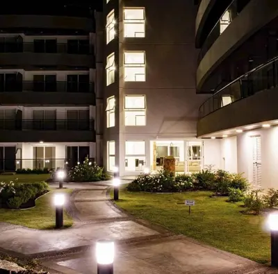 a building at night with lights in the grass at Departamento Veneto Village, Parque Siquiman, Carlos Paz in Villa Parque Siquiman