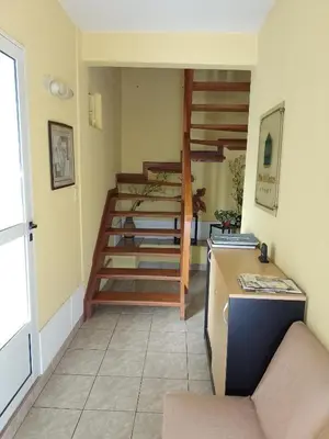 a living room with a staircase in a room at Aparts Altos del Centro in Merlo