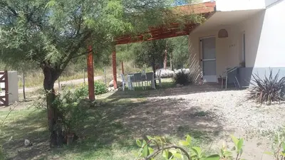 a backyard with a pergola and a house at Sueño del Champaquí in Villa de Las Rosas
