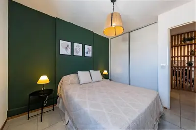 a bedroom with a bed and a green wall at La Rioja 1092 B Alberdi in Cordoba