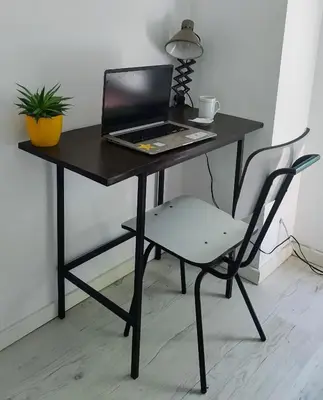 a black desk with a laptop and a chair at Bello Dpto, 20 minutos al Estadio Kempes, cerca de Quality, Hospital Privado in Cordoba