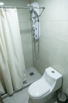 a bathroom with a toilet and a shower with a shower curtain at Bello Dpto, 20 minutos al Estadio Kempes, cerca de Quality, Hospital Privado in Cordoba