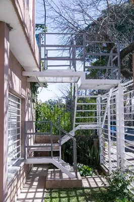 a white stairway leading up to a building at Bello Dpto, 20 minutos al Estadio Kempes, cerca de Quality, Hospital Privado in Cordoba