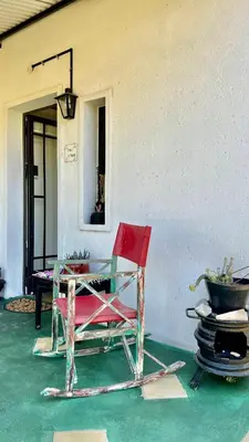 a red chair and a table in a room at Suite para dos con entrada independiente in Merlo